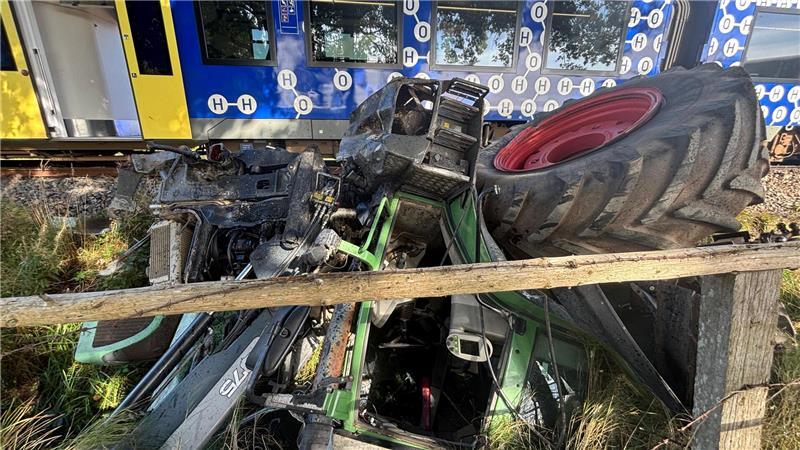 Der Unfall-Traktor neben dem EVB-Zug bei Kutenholz. 