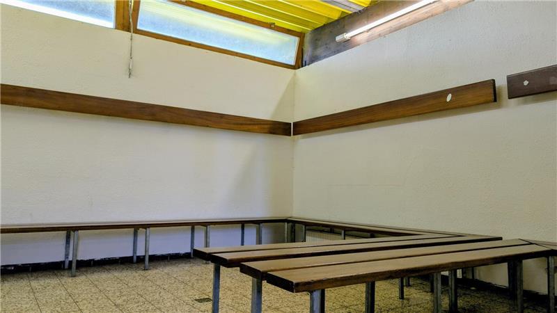 Die Kabine, in der Inter Mailand war, sieht heute noch so aus wie früher. Damals musste Kühlcke extra Massagebänke anschaffen.