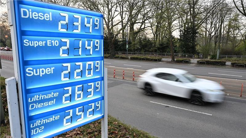 Die Kämpfe im Nahen Osten haben die Spritpreise im März deutlich anziehen lassen. (Archivbild)