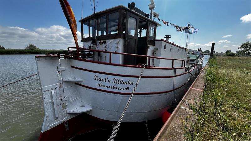 Beach-Life, Party, Oldtimer: Zum Abschied gibt Krautsand alles Die Käpt'n Klünder an ihrem Sommerliegeplatz im Ruthenstrom.