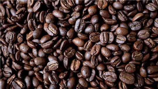Die Kaffeeregale im Supermarkt sind derzeit leer. Jetzt droht eine deftige Preiserhöhung. (Symbolbild)
