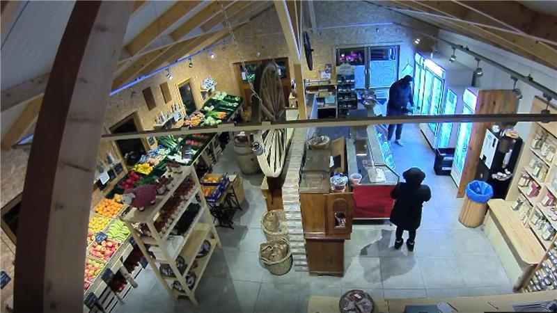 Die Kamera im Cappeler Hofladen zeichnete die Täter auf.