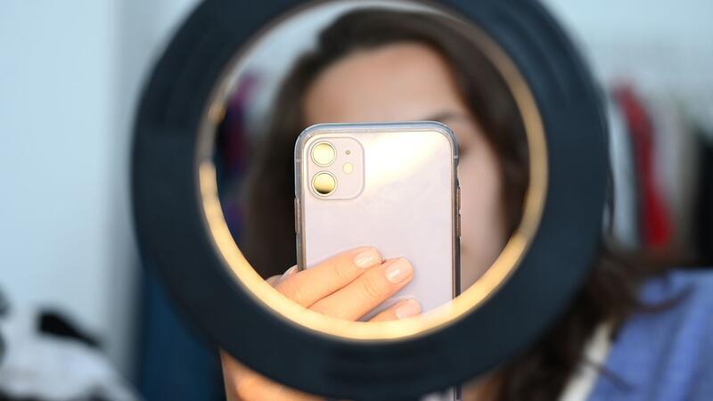 Die Kamera läuft immer mit: Die Privatsphäre von Influencer-Kindern soll besser geschützt werden. (Symbolbild)