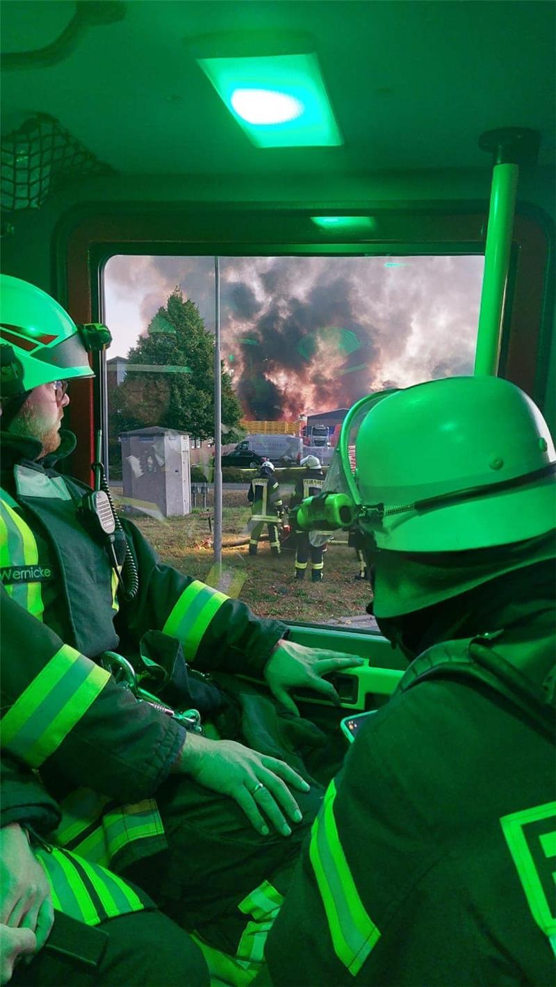 Die Kameraden der Freiwilligen Feuerwehr Ahlerstedt unterstützten beim Großbrand bei Viebrock in Harsefeld. Foto: Feuerwehr