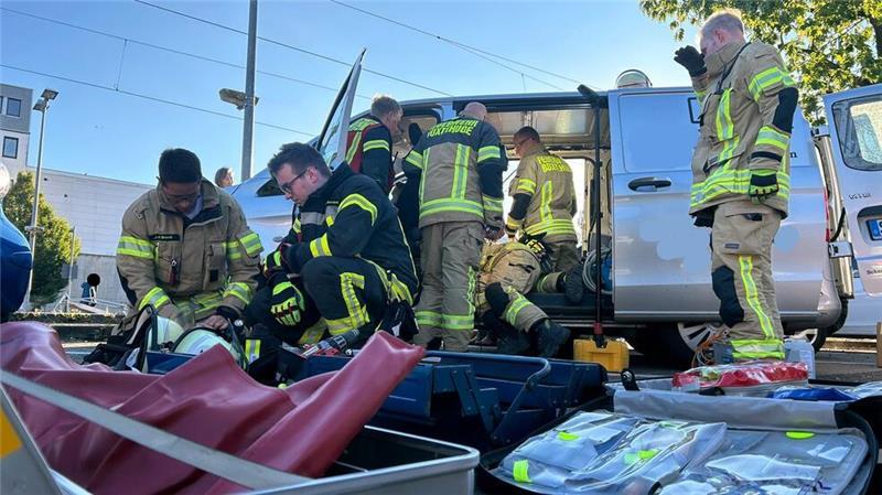 Tierischer Noteinsatz für Feuerwehr Buxtehude mit Happy End Die Kameraden von Zug I rückten zum Parkplatz am Buxtehuder Bahnhof aus.