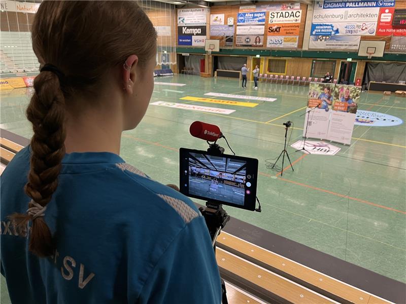 Die Kameraführung bei den Live-Übertragungen übernehmen BSV-Nachwuchspielerinnen selbst.  Foto: Buxtehuder SV