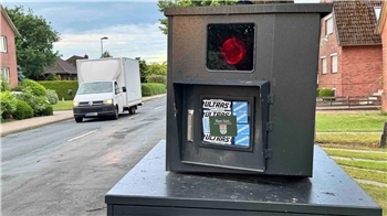 Die Kameralinse des Blitzers an der Twielenflether Chaussee wurde mit Stickern beklebt.