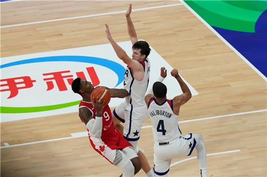 Die Kanadier um RJ Barrett (l) setzten sich gegen die US-Amerikaner um Austin Reaves (M.) und Tyrese Haliburton durch.