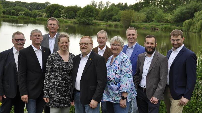 Die Kandidaten der FWG AUE: Wilfried Peters, Michael Tschirschwitz, Jörk Philippsen, Sonja Rehsöft, Peter Hoffmann, Reinhard Koch, Dr. Dagmar Bermig, Marc von Bargen, Markus Rehsöft und Jan Baumgarten (von links).