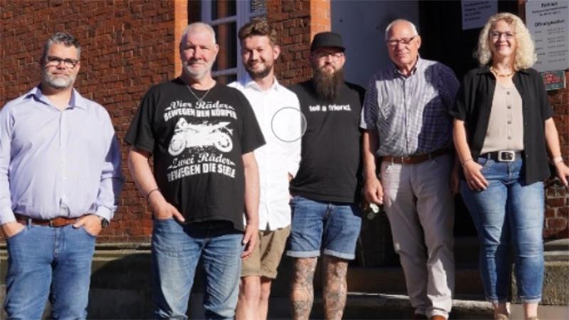 FWG-Ratsherr Dietmar Stüven ist der älteste Kandidat in Nordkehdingen Die Kandidaten der FWG: Nico Jürgens, Jörg Beutin, Steffen Weiß, Mirco Otto, Dietmar Stüven und Toni John (von links). Es fehlt Lars Heinsohn.