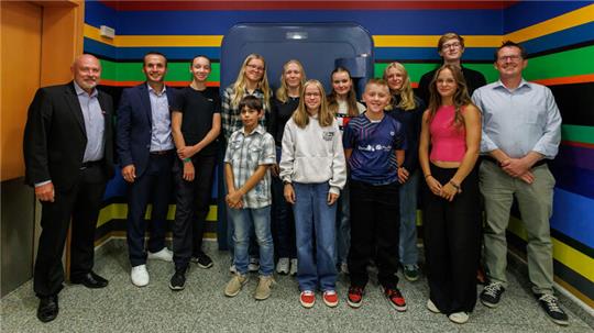 Die Kandidatinnen und Kandidaten vor dem Sparkassen-Tresor.