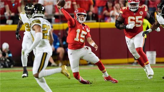 Die Kansas City Chiefs mit Quarterback Patrick Mahomes (Mitte) sind in dieser Saison noch ungeschlagen.