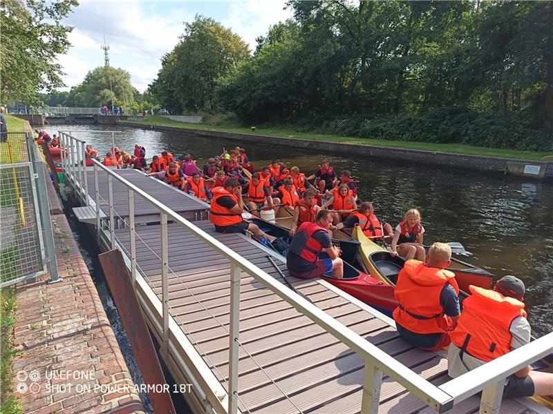 Vier Jugendwehren, ein Ziel: Ferienfahrt in Feuerwehrrot und mit viel Wasser Die Kanu-Kolonne muss eine Schleuse passieren. Foto: Jugendfeuerwehr Harsefeld