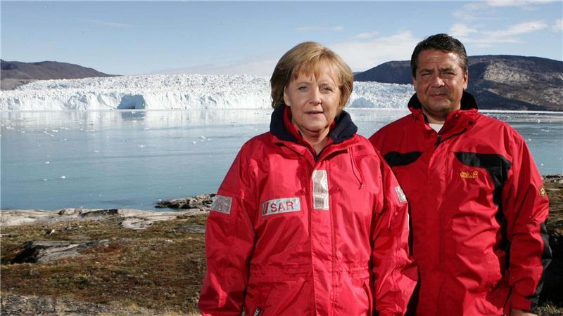 Die Duz-Partner – Merz und Klingbeil zum Gelingen „verdammt“ Die Kanzlerin und ihr Vize im Partnerlook vor dem Gletscher: 2007 besuchten Merkel und Gabriel gemeinsam Grönland. (Archivbild)