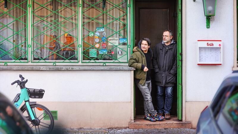 Comic-Strips und Gedichte: Satire-Lesung mit Hauck & Bauer und Gsella Die Karikaturisten Elias Hauck und Dominik Bauer am Berliner Savigny-Platz.