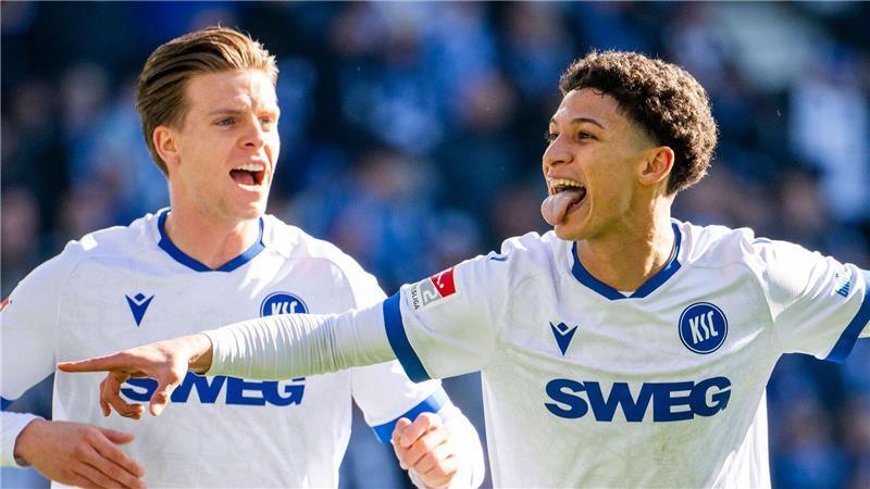 Die Karlsruher Dzenis Burnic (l) und Torschütze Louey Ben Farhat (r) bejubeln das Tor zum 0:1. Auch das 0:2 erzielte er.