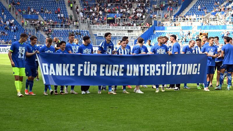 Die Karlsruher Mannschaft bedankt sich nach Spielende bei den Fans für die Unterstützung.