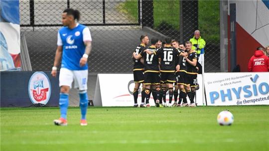 Die Karlsruher Spieler feiern den Sieg bei Hansa Rostock.