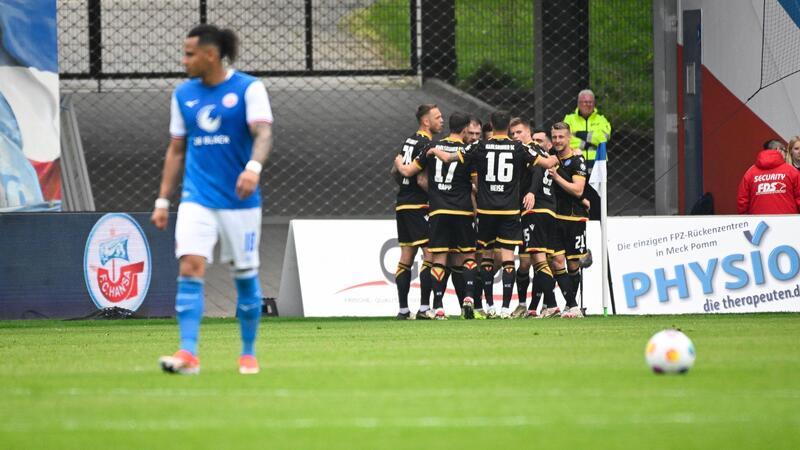 Hansa Rostocks Abstiegsgefahr immer größer Die Karlsruher Spieler feiern den Sieg bei Hansa Rostock.
