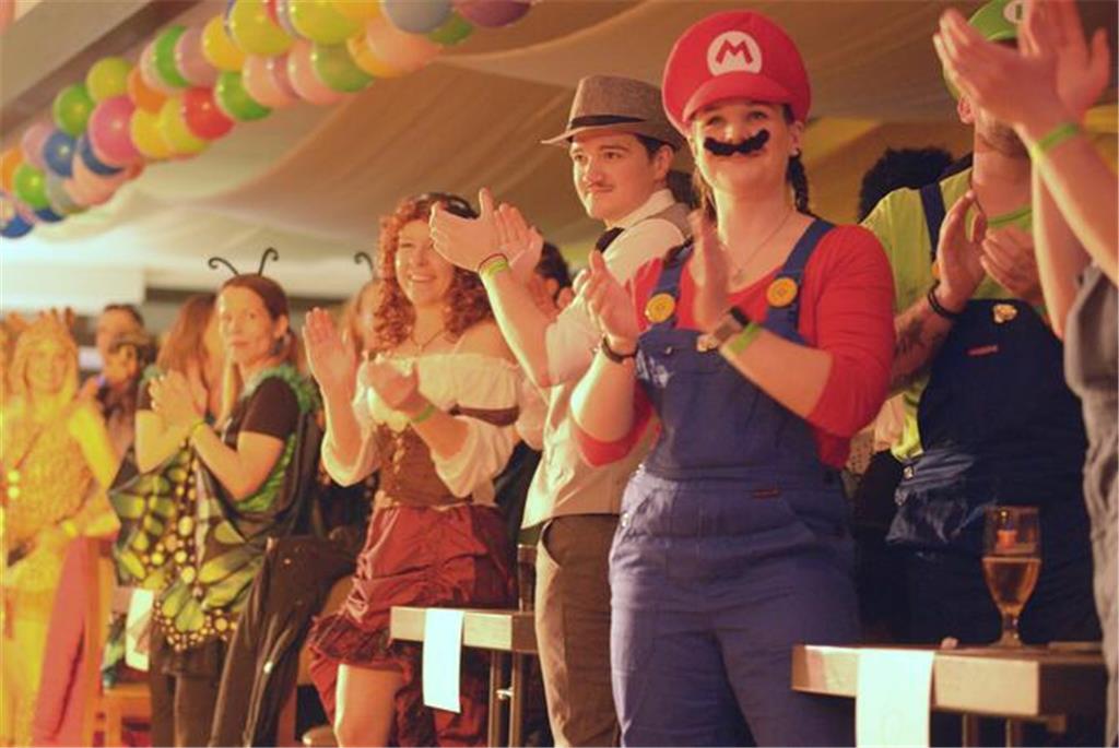 Die Karnevalisten kamen bunt verkleidet zur 74. Session des Ahlerstedter Karneva...