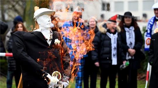 Die Karnevalsfigur Hoppeditz steht in Düsseldorf in Flammen.
