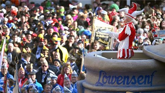 Die Karnevalsfigur Hoppeditz steigt in Düsseldorf aus dem Senffass.