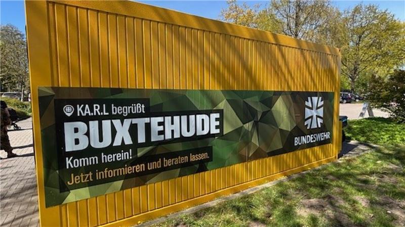 Die Karrierecenter der Bundeswehr Hannover und Wilhelmshaven sind auf Personalgewinnungs-Tournee „KA.R.L.“ in Buxtehude. Das Foto zeigt einen Container für vertrauliche Gespräche mit Interessenten auf dem Altstadtparkplatz in Buxtehude.