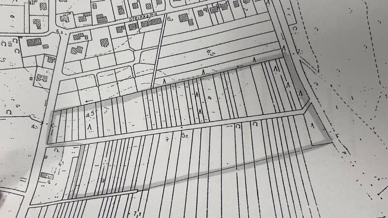 Die Karte ist nicht mehr aktuell, zeigt aber den Zuschnitt der schmalen Flächen in Himmelpforten. Der obere Bereich zwischen Brink und Stubbenkamp ist bereits bebaut.