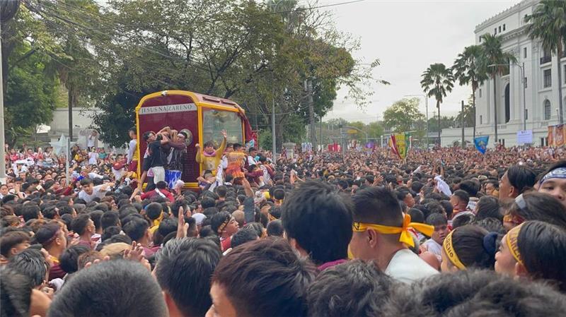 Barfuß durch Manila: Millionen Katholiken huldigen Statue Die Katholiken auf den Philippinen sagen dem Schwarzen Nazarener heilende Kräfte nach. (Foto aktuell)