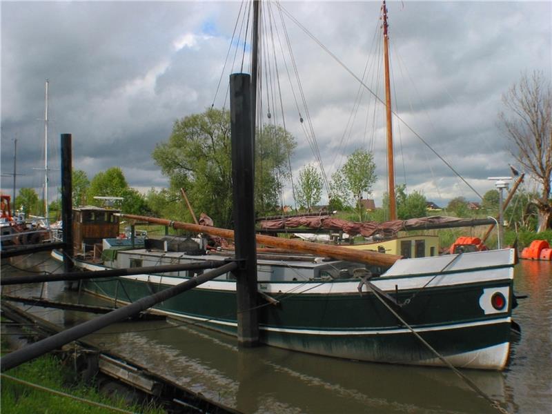 Museum in Wischhafen startet in die Saison Die Kathrina an ihrem Liegeplatz in Wischhafen: Dem 100-jährigen Küstenfahrzeug ist eine eigene kleine Ausstellung gewidmet. Foto: Zabel