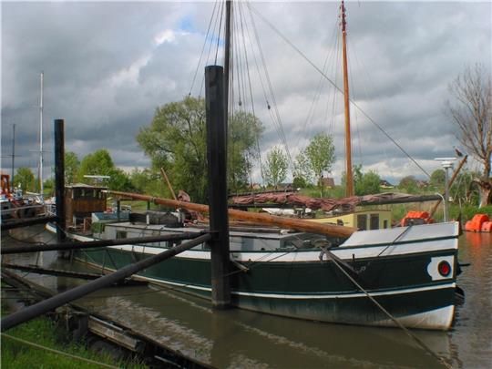 Die Kathrina an ihrem Liegeplatz in Wischhafen: Dem 100-jährigen Küstenfahrzeug ist eine eigene kleine Ausstellung gewidmet. Foto: Zabel