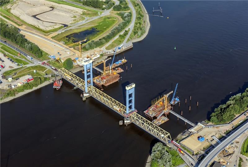 Die Kattwykbrücke und ihr neues Pendant für den Bahnverkehr direkt daneben im Bau.