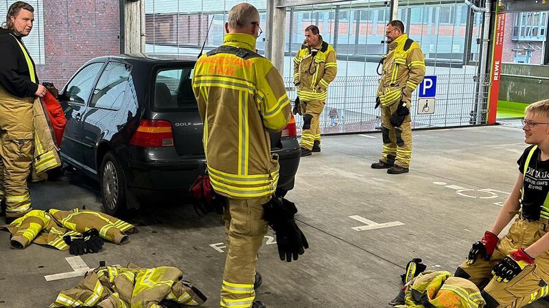 Feuerwehr Stade rettet Katzenjunges aus Motorraum Die Katze hatte sich zwischenzeitlich unter dem Auto versteckt.