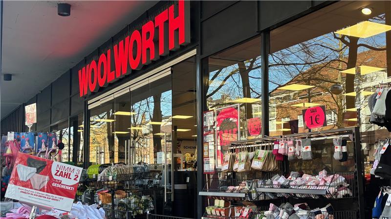 Die Kaufhauskette Woolworth hat in der Buxtehuder Bahnhofstraße eine Filiale.