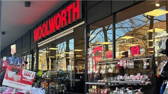 Die Kaufhauskette Woolworth hat in der Buxtehuder Bahnhofstraße eine Filiale.
