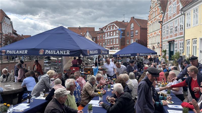 Stader Hansemahl der Brüderschaften: So gelingt das perfekte Spiegelei Die Kaufleute- und Schifferbrüderschaft servierte Labskaus vor dem Schwedenspeichermuseum.