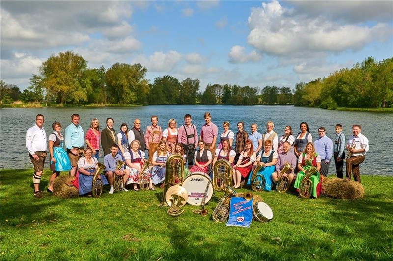 Die Kehdinger Blasmusikanten sorgen beim Oktoberfest in der Drochterser Kulturscheune für Stimmung.