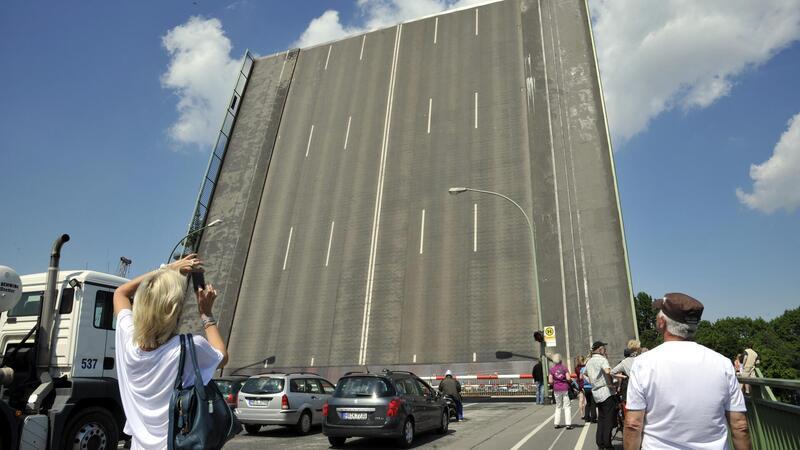 Einmalige Aktion: An der Kennedybrücke in Bremerhaven wird es dramatisch Die Kennedybrücke wird am Mittwoch für längere Zeit hochgeklappt. Der Grund ist einmalig.