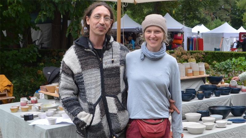 Harsefelder Herbstzauber: Wo Silber, Stände und Stauden locken Die Keramikmeister Jorina Strelow und Johannes Gutsche sind mit Töpferwaren beim Herbstzauber.