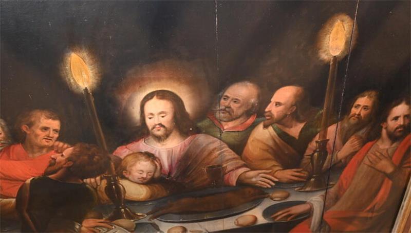 Horneburg: Er holt Jesus aus der Finsternis zurück Die Kerzenflammen auf der Abendmahlsdarstellung sind vergoldet und löffelartig tief ins Holz geschnitzt.
