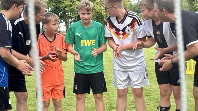 Nachwuchskicker im Kreis Stade bewerten: Die schönsten und hässlichsten WM-Trikots Die Kicker der JSG Nord hatten die Wahl.