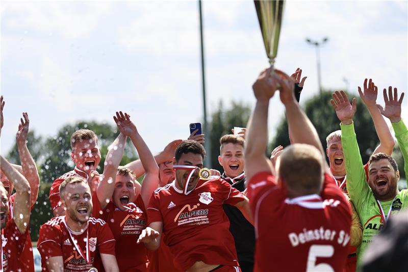Die Kicker vom Deinster SV freuen sich über den Kreispokal. Foto: Struwe