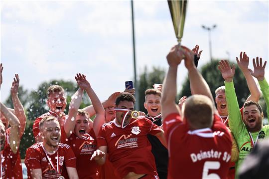 Die Kicker vom Deinster SV freuen sich über den Kreispokal. Foto: Struwe
