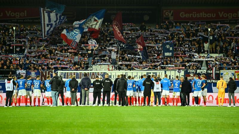 „Klassenunterschied“: Kiel nach 1:6-Debakel im Stimmungstief Die Kieler Fans trösten die Mannschaft nach dem 1:6 gegen den FC Bayern München.