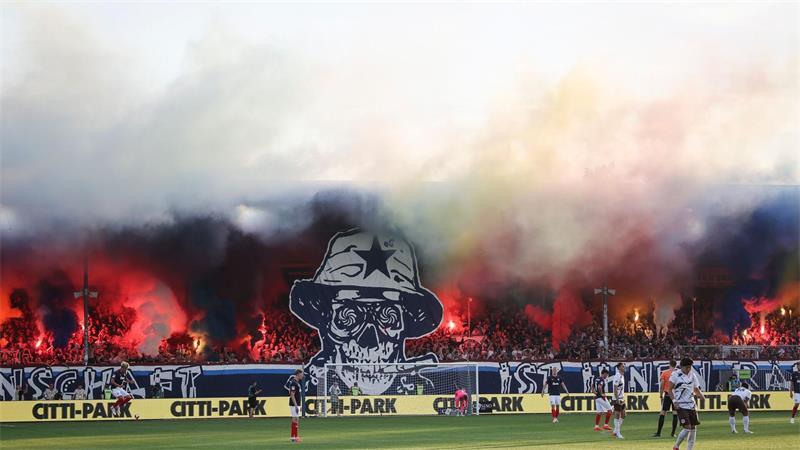 St. Pauli verspielt 2:0 – Kieler Fans sorgen für „Abkühlung“ Die Kieler Fans verzögerten mit ihrem Pyro-Einsatz den Beginn der zweiten Hälfte.