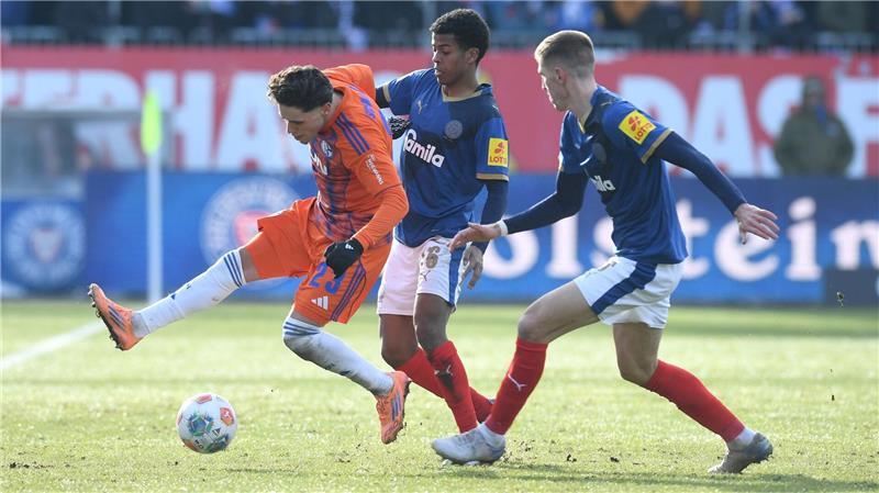 Die Kieler Marko Ivezic und Andu Kelati bedrängen den Schalker Soufiane El-Faouzi.