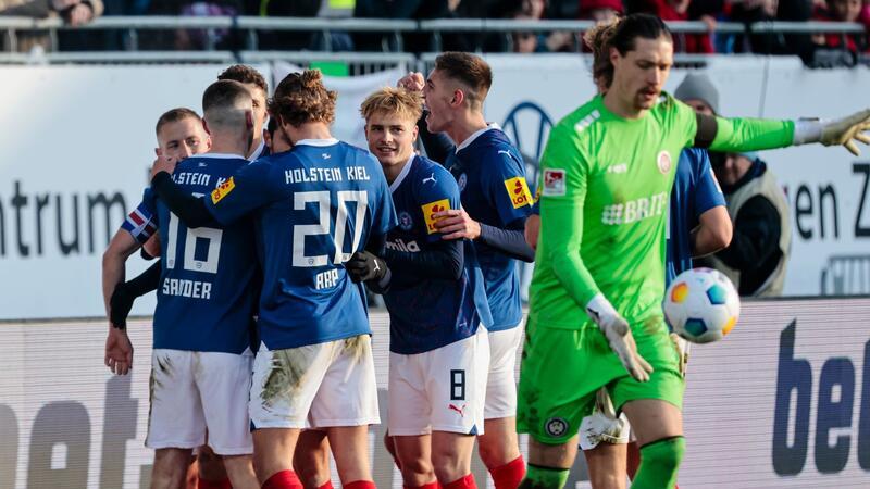 Die Kieler Spieler bejubeln das 1:0 gegen den SV Wehen Wiesbaden.