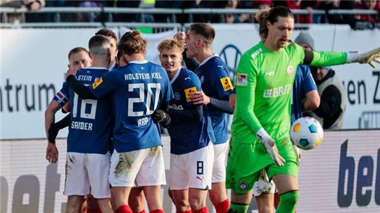 Die Kieler Spieler bejubeln das 1:0 gegen den SV Wehen Wiesbaden.