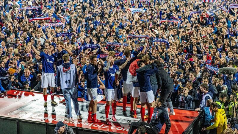 Bayern-„Angstgegner“: Kiel feiert ersten Bundesliga-Aufstieg Die Kieler Spieler feierten mit den Anhängern, die nach dem Schlusspfiff auf das Spielfeld gestürmt waren.