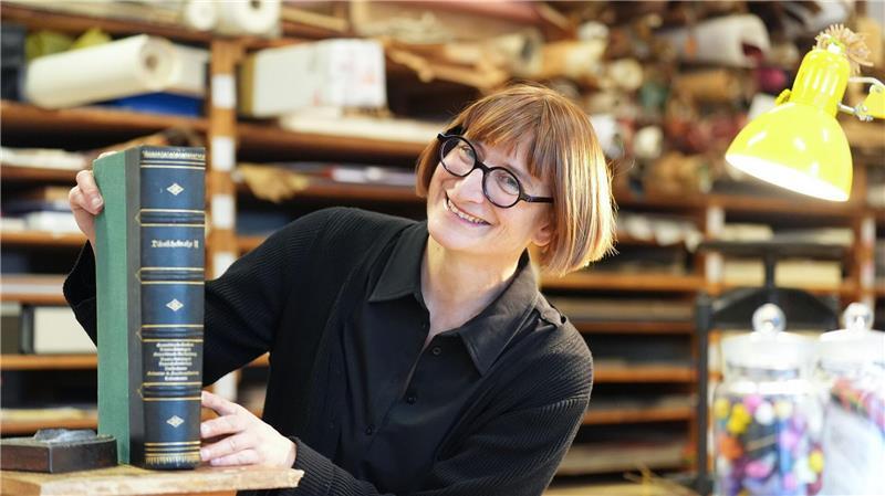 Die Kieler Universitätsbuchbinderei Fritz Castagne feiert 225. Geburtstag. Hier im Bild Inhaberin Stefanie Tönnis. 